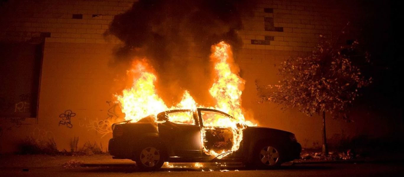 Στις φλόγες «τυλίχθηκε» ΙΧ επί της εθνικής οδού Αθηνών-Λαμίας